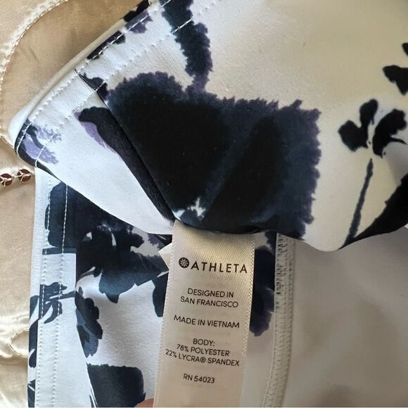 Athleta Blue and White Water Flower Leggings Size Small - Picture 9 of 9